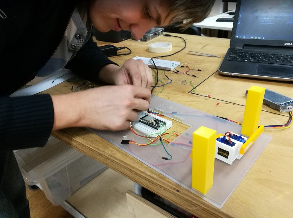Diák ESP32-t forraszt szervós projekthez