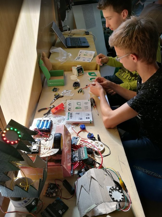 Diákok micro:bit robotautót és NeoPixel dekorációt építenek