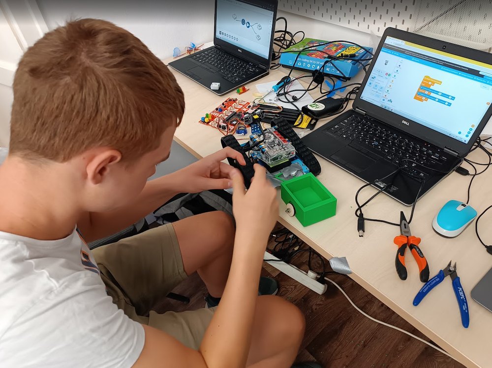 Diák robotot épít a műhelyben